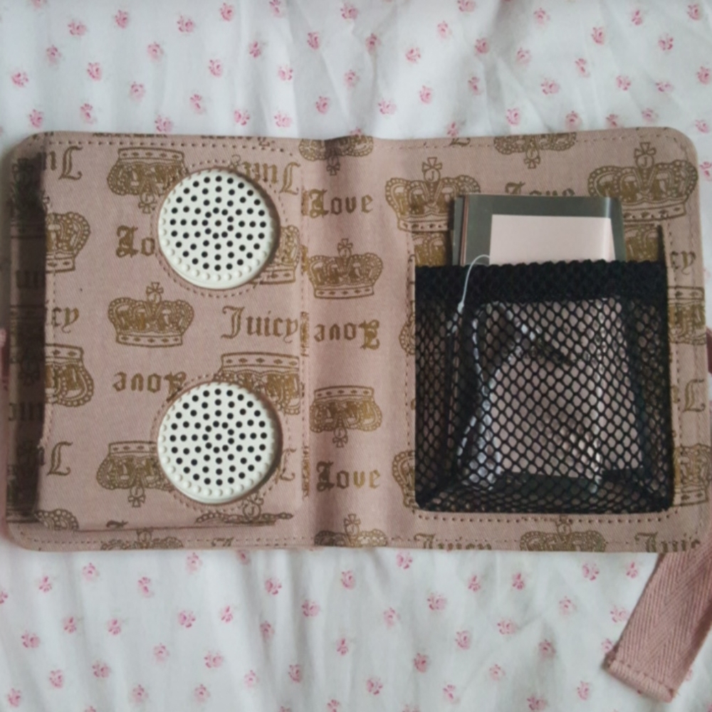 Juicy Couture pink & gold dots MP3 speaker wallet - Picture 3 of 11